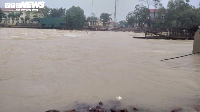 Ảnh: Hồ Kẻ Gỗ xả lũ, đường ngập nặng, nhà dân bị cô lập - 8