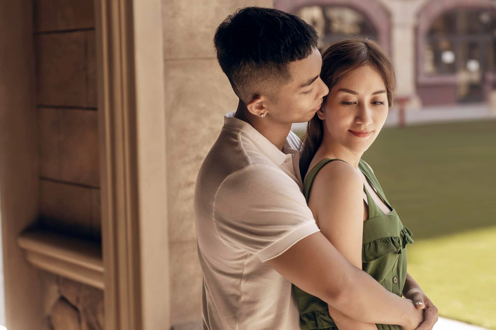 Tung bộ ảnh tuyệt đẹp, Khánh Thi nhắn Phan Hiển: 'Giữ tay em thật lâu' - 9