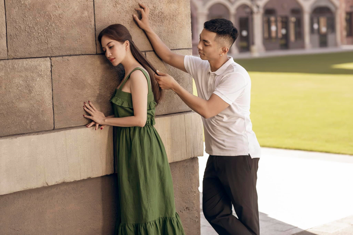 Tung bộ ảnh tuyệt đẹp, Khánh Thi nhắn Phan Hiển: 'Giữ tay em thật lâu' - 8