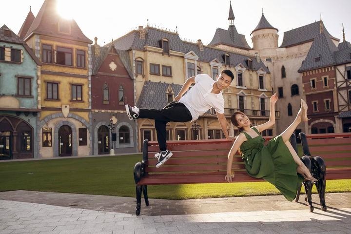 Tung bộ ảnh tuyệt đẹp, Khánh Thi nhắn Phan Hiển: 'Giữ tay em thật lâu' - 1