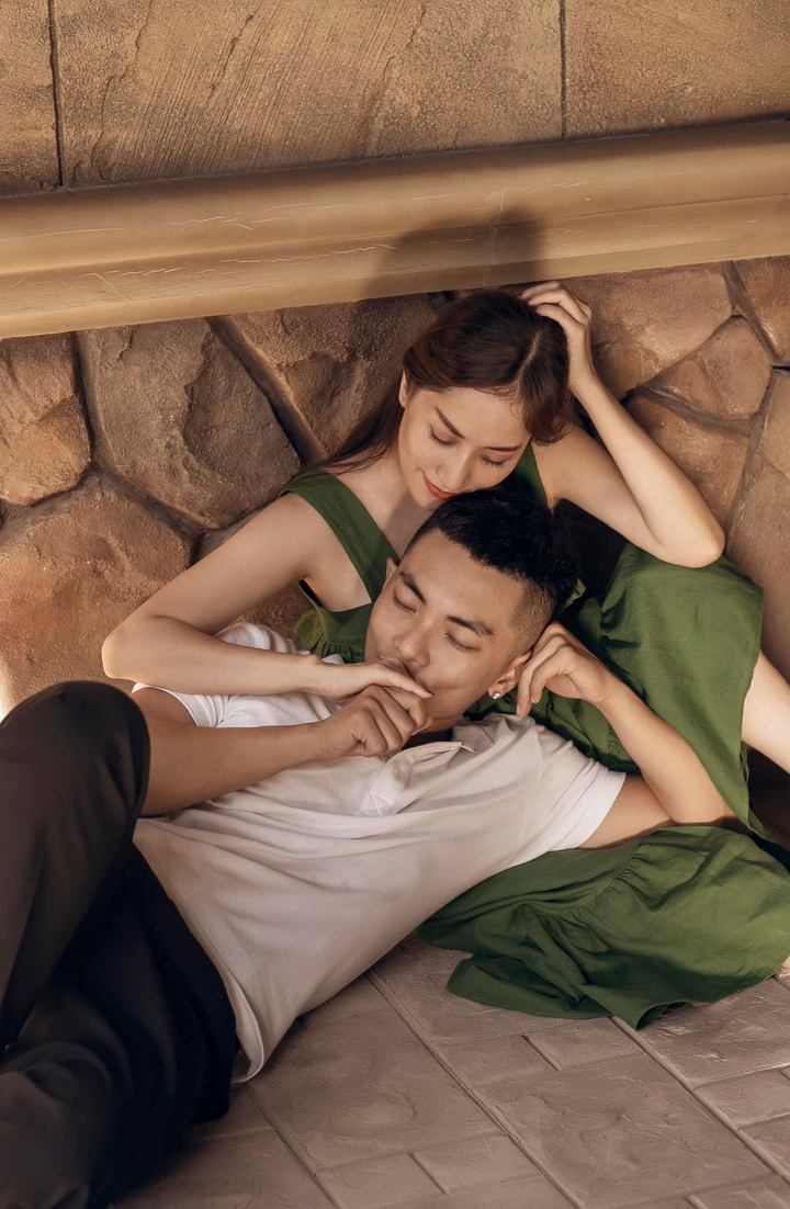 Tung bộ ảnh tuyệt đẹp, Khánh Thi nhắn Phan Hiển: 'Giữ tay em thật lâu' - 7