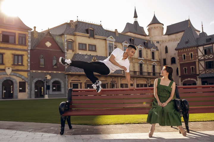 Tung bộ ảnh tuyệt đẹp, Khánh Thi nhắn Phan Hiển: 'Giữ tay em thật lâu' - 2