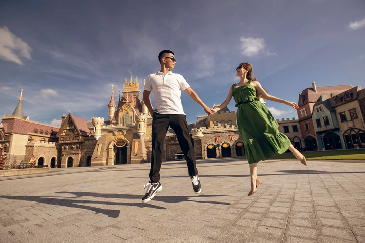 Tung bộ ảnh tuyệt đẹp, Khánh Thi nhắn Phan Hiển: 'Giữ tay em thật lâu' - 4