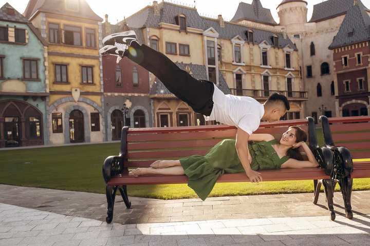 Tung bộ ảnh tuyệt đẹp, Khánh Thi nhắn Phan Hiển: 'Giữ tay em thật lâu' - 3