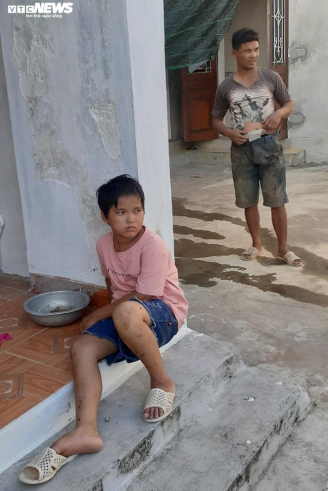 Người đàn bà mang thân phận chị Dậu, một mình chăm cả gia đình nửa tỉnh nửa mê - 2