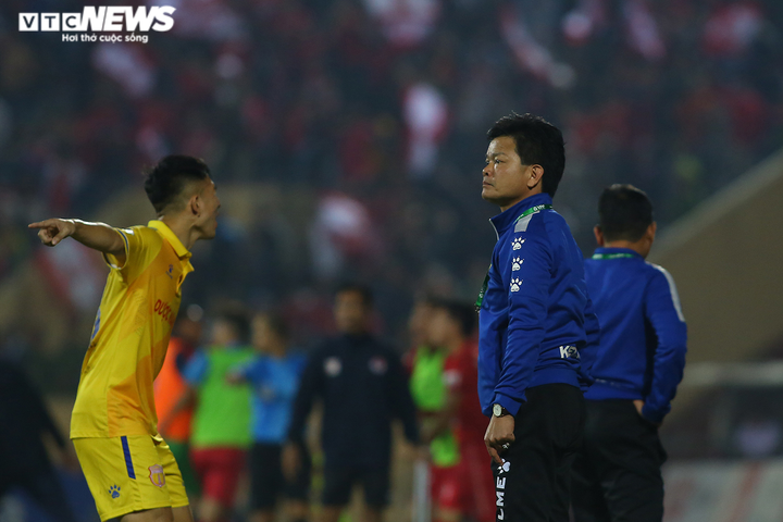 Thua đau đớn lại bị treo giò, cầu thủ Nam Định uất ức khóc nức nở - 7