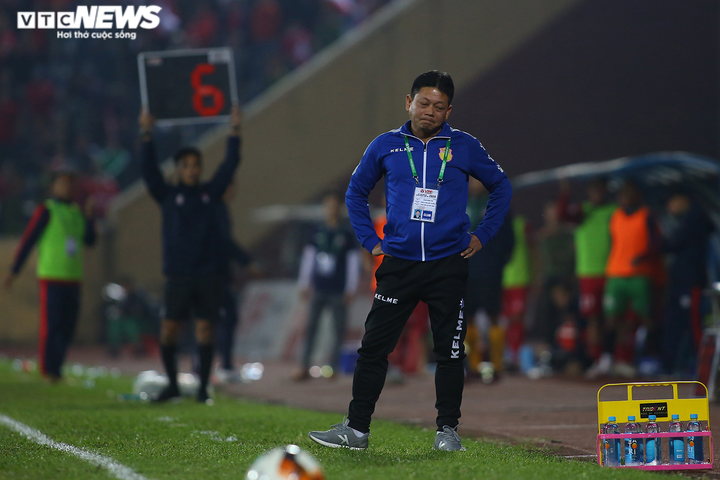 Thua đau đớn lại bị treo giò, cầu thủ Nam Định uất ức khóc nức nở - 6