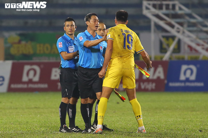 Thua đau đớn lại bị treo giò, cầu thủ Nam Định uất ức khóc nức nở - 11