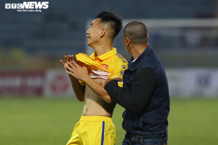 Thua đau đớn lại bị treo giò, cầu thủ Nam Định uất ức khóc nức nở - 10