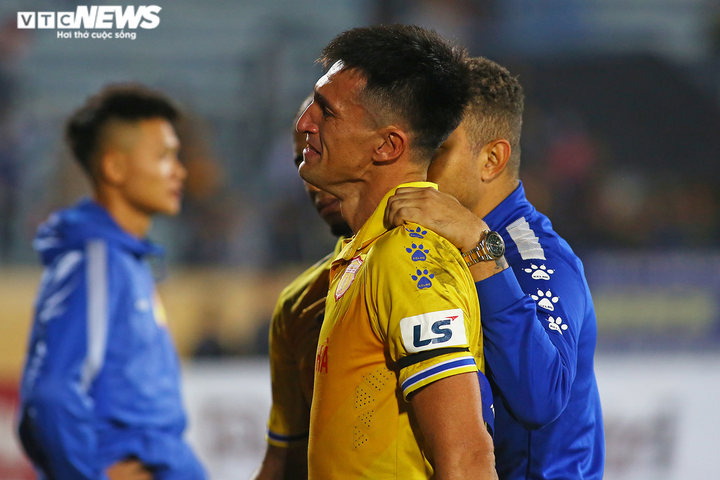 Thua đau đớn lại bị treo giò, cầu thủ Nam Định uất ức khóc nức nở - 13