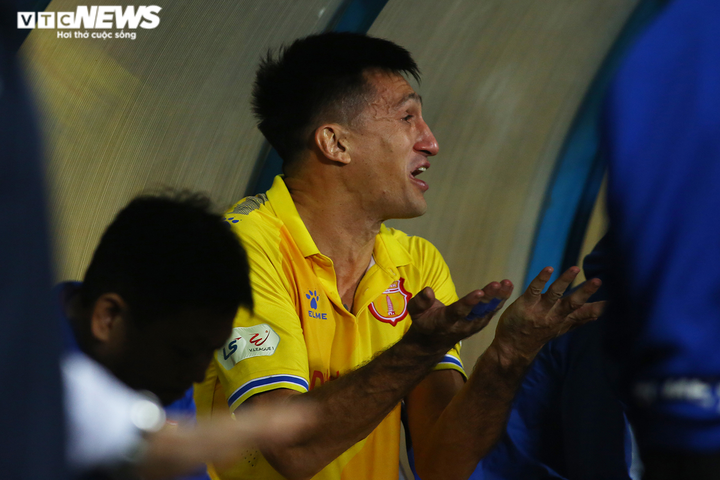 Thua đau đớn lại bị treo giò, cầu thủ Nam Định uất ức khóc nức nở - 14