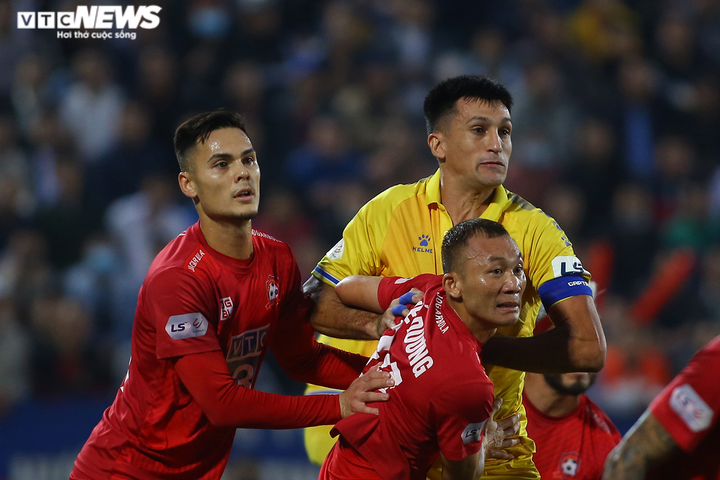 Thua đau đớn lại bị treo giò, cầu thủ Nam Định uất ức khóc nức nở - 3