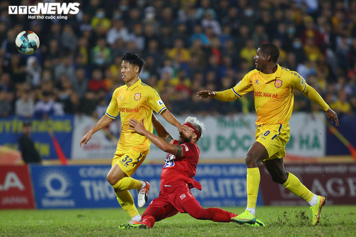 Thua đau đớn lại bị treo giò, cầu thủ Nam Định uất ức khóc nức nở - 4