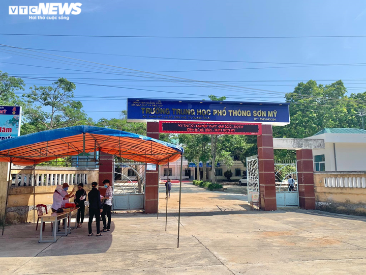 Học sinh Quảng Ngãi nghỉ học từ chiều 27/10 để tránh bão 'mạnh nhất từ đầu năm' - 1