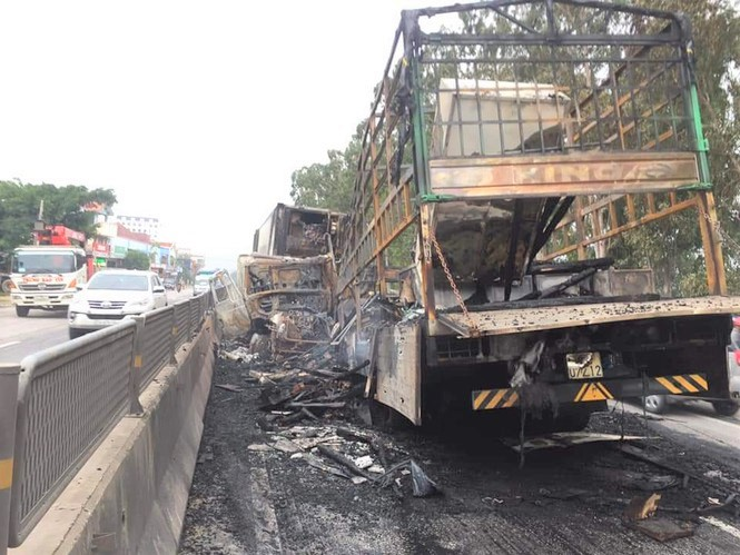 2 xe tải bốc cháy dữ dội trên quốc lộ 1A, tài xế phá cửa thoát ra ngoài - 1