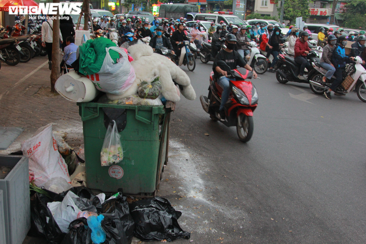 Dân chặn xe vào bãi rác Nam Sơn, rác thải ùn ứ bốc mùi hôi thối khắp phố Hà Nội - 5