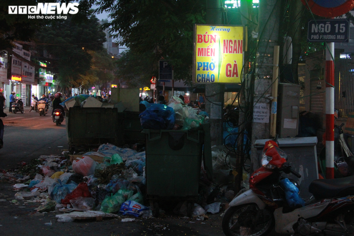 Dân chặn xe vào bãi rác Nam Sơn, rác thải ùn ứ bốc mùi hôi thối khắp phố Hà Nội - 10