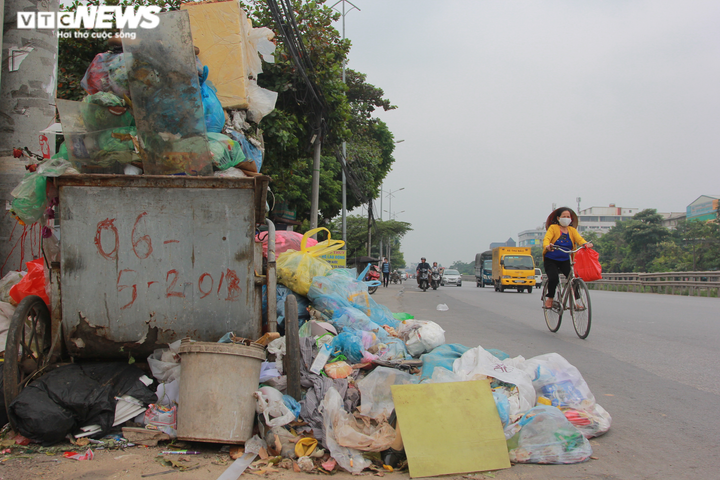 Dân chặn xe vào bãi rác Nam Sơn, rác thải ùn ứ bốc mùi hôi thối khắp phố Hà Nội - 11