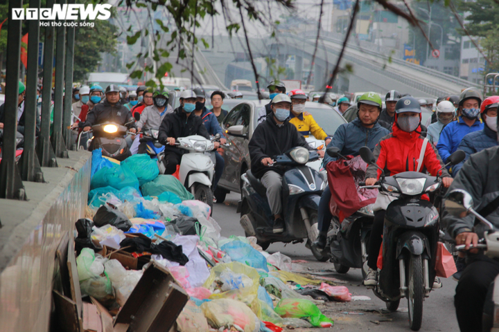 Dân chặn xe vào bãi rác Nam Sơn, rác thải ùn ứ bốc mùi hôi thối khắp phố Hà Nội - 3