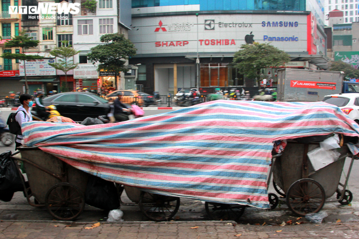 Dân chặn xe vào bãi rác Nam Sơn, rác thải ùn ứ bốc mùi hôi thối khắp phố Hà Nội - 1