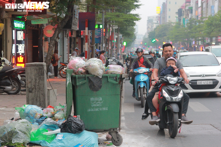 Dân chặn xe vào bãi rác Nam Sơn, rác thải ùn ứ bốc mùi hôi thối khắp phố Hà Nội - 2