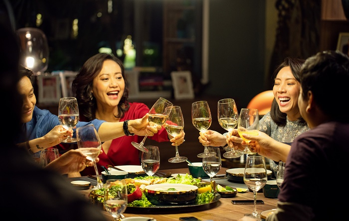 'Tiệc trăng máu' thu hơn 45 tỷ đồng trong tuần đầu ra mắt - 1