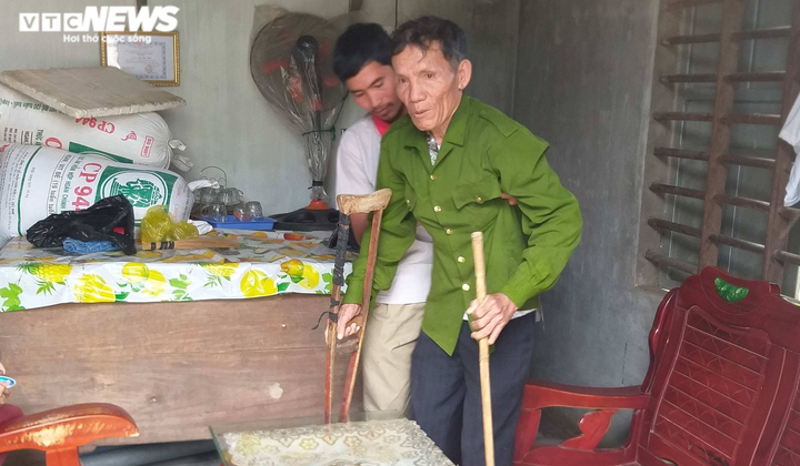 Người hùng vượt lũ dữ xuyên đêm, cứu hơn 300 người mắc kẹt giữa biển nước - 4