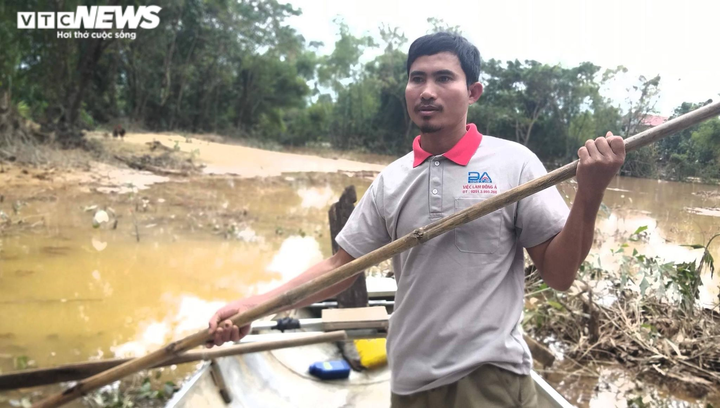 Người hùng vượt lũ dữ xuyên đêm, cứu hơn 300 người mắc kẹt giữa biển nước - 1