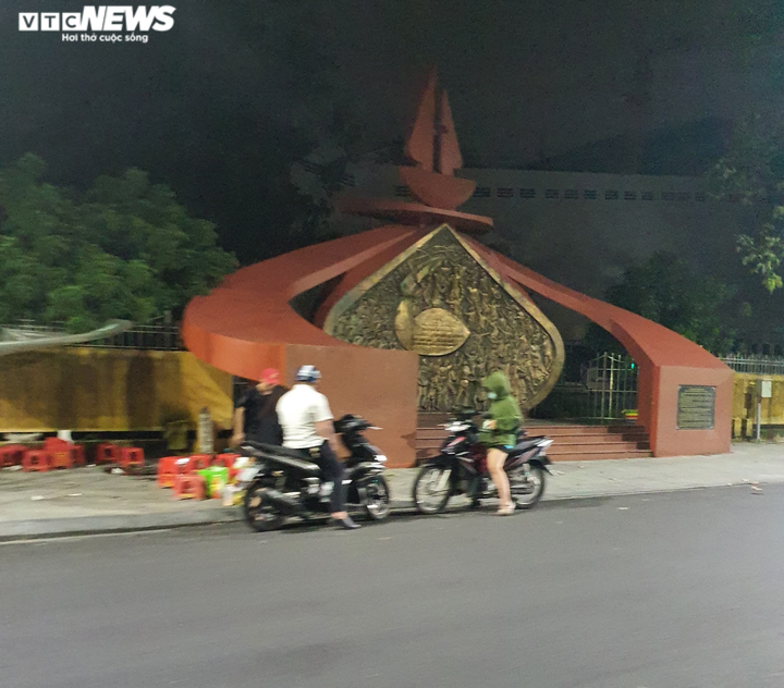 Huế: Coi thường lệnh cấm, thản nhiên tản bộ, buôn bán trước giờ bão số 9 đổ bộ - 9