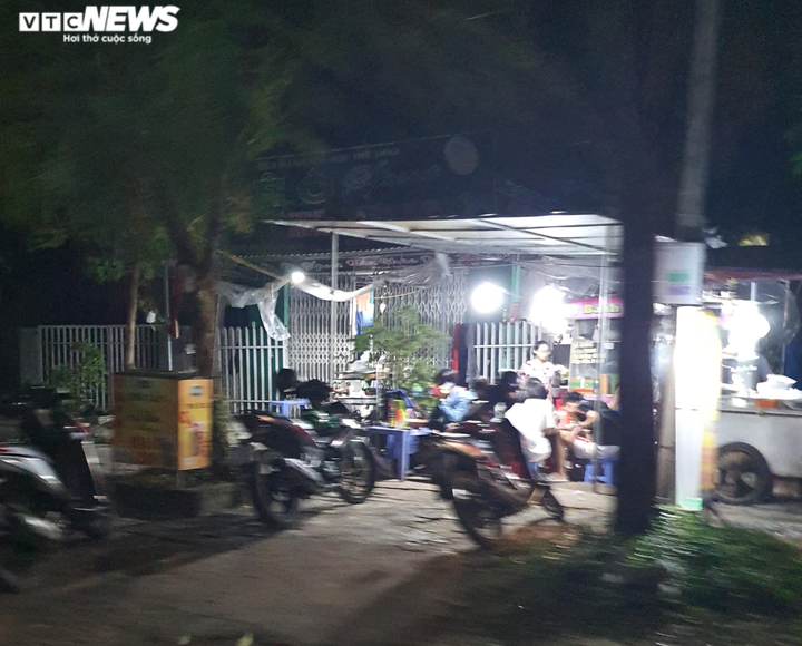 Huế: Coi thường lệnh cấm, thản nhiên tản bộ, buôn bán trước giờ bão số 9 đổ bộ - 4