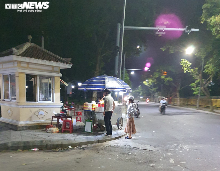 Huế: Coi thường lệnh cấm, thản nhiên tản bộ, buôn bán trước giờ bão số 9 đổ bộ - 5