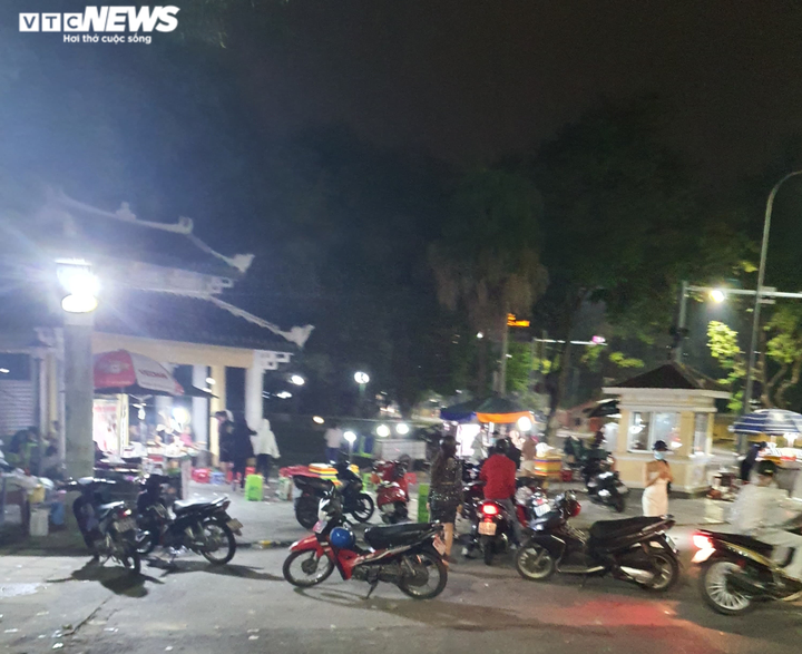 Huế: Coi thường lệnh cấm, thản nhiên tản bộ, buôn bán trước giờ bão số 9 đổ bộ - 1