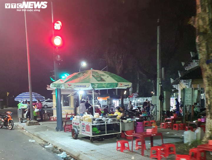 Huế: Coi thường lệnh cấm, thản nhiên tản bộ, buôn bán trước giờ bão số 9 đổ bộ - 6