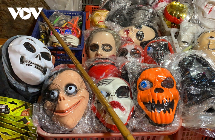 Đồ hóa trang Halloween: Càng ma quái càng hút khách - 2