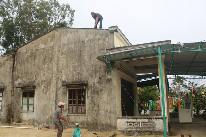 Dân ven biển miền Trung dựng kè, chằng chống nhà cửa ứng phó bão số 9 - 5