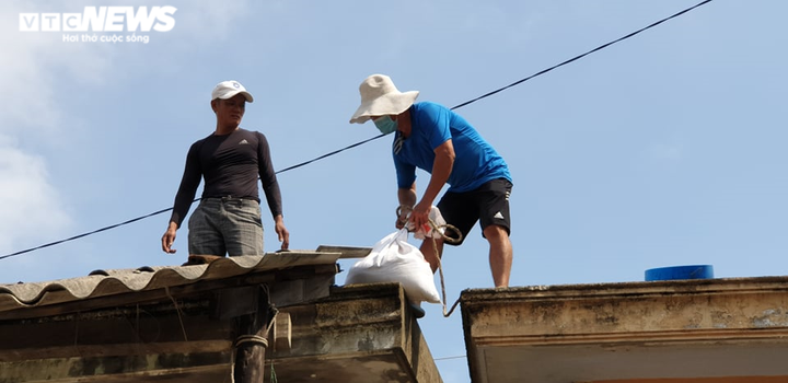 Ảnh: Dân Quảng Nam xúc cát, bơm nước gia cố nhà cửa đón bão số 9 - 9