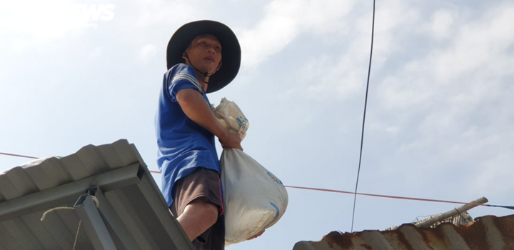 Ảnh: Dân Quảng Nam xúc cát, bơm nước gia cố nhà cửa đón bão số 9 - 4