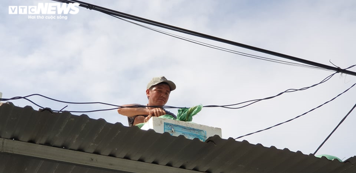 Ảnh: Dân Quảng Nam xúc cát, bơm nước gia cố nhà cửa đón bão số 9 - 8