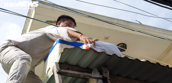 Ảnh: Dân Quảng Nam xúc cát, bơm nước gia cố nhà cửa đón bão số 9 - 10