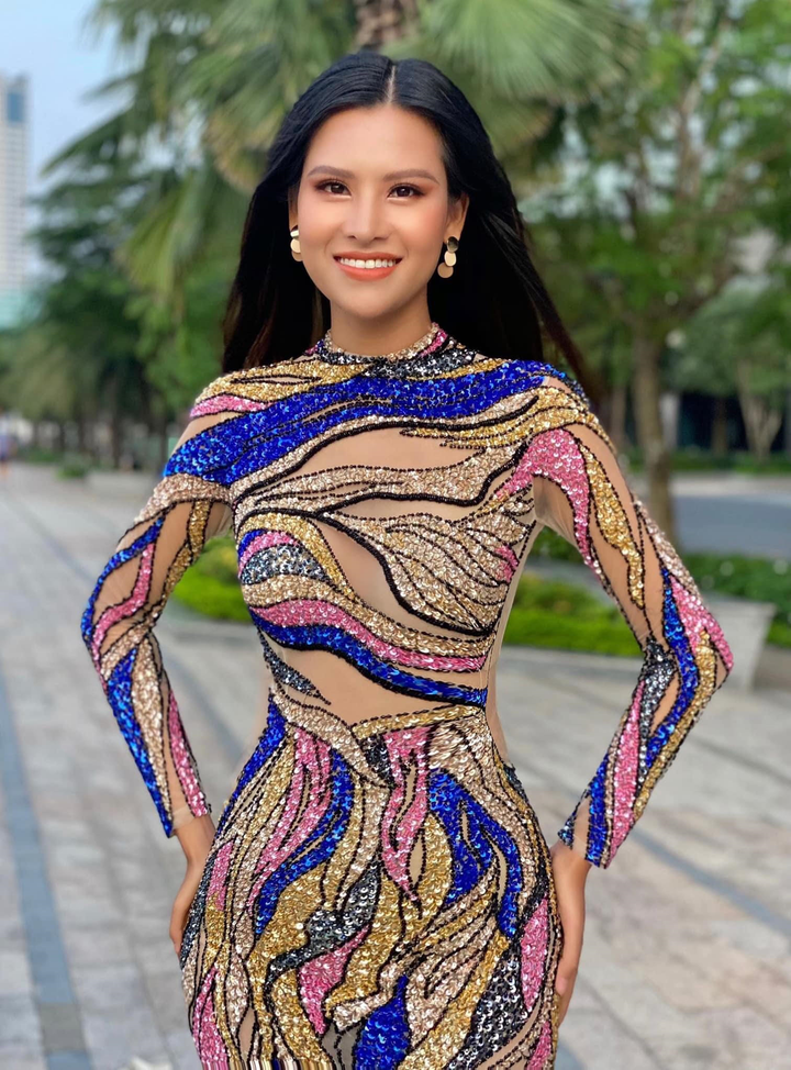 Thái Thị Hoa khoe dáng gợi cảm trong trang phục dạ hội thi 'Miss Earth 2020' - 2
