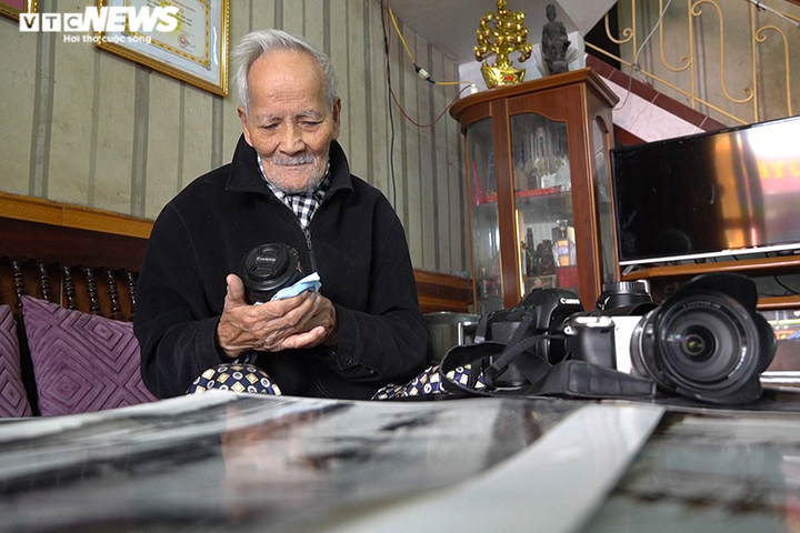 Ảnh: Nhiếp ảnh gia 105 tuổi vẫn rong ruổi xách máy đi tìm cái đẹp - 1