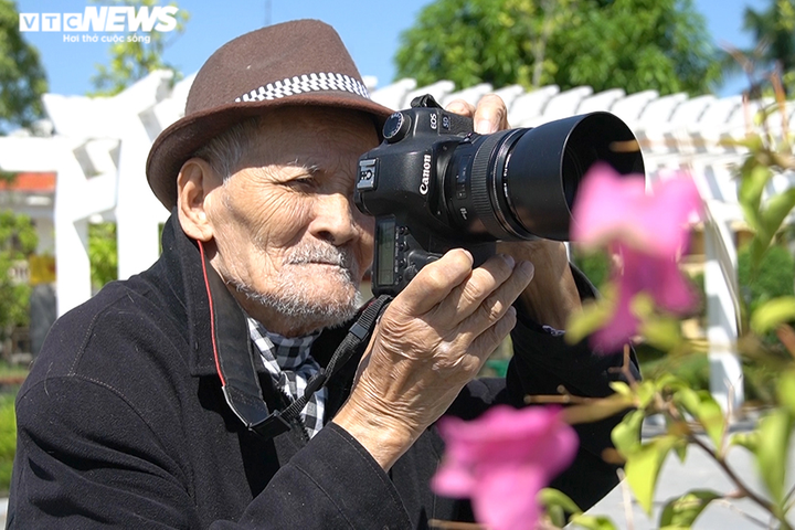 Ảnh: Nhiếp ảnh gia 105 tuổi vẫn rong ruổi xách máy đi tìm cái đẹp - 3