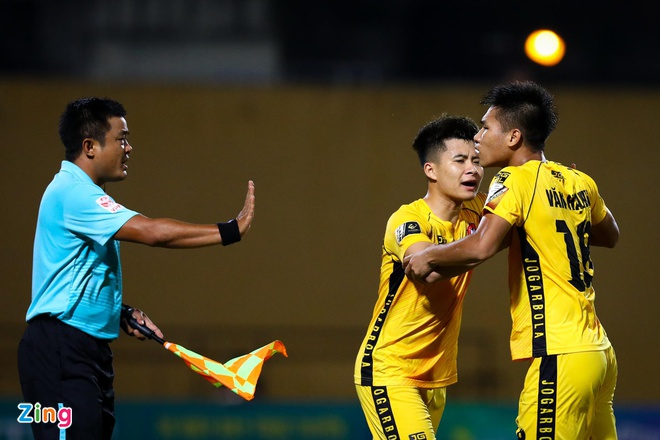 Tát đối thủ, định 'tính sổ' trọng tài, hậu vệ Hải Phòng mất điểm với thầy Park - 2