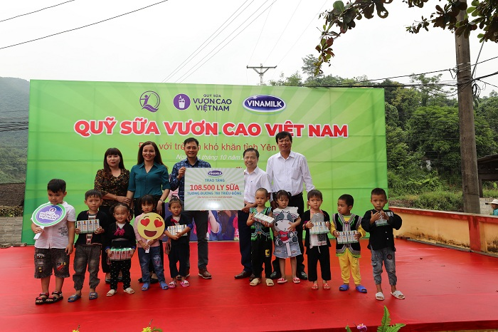 Quỹ sữa Vươn cao Việt Nam và Vinamilk đến với trẻ em khó khăn vùng cao Yên Bái - 2