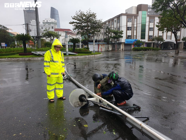 TRỰC TIẾP: Bão số 9 quần thảo Quảng Nam - Quảng Ngãi, hàng loạt nhà sập, tốc mái - 23