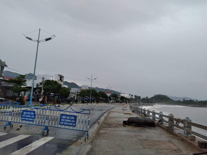 TRỰC TIẾP: Bão số 9 quần thảo Quảng Nam - Quảng Ngãi, hàng loạt nhà sập, tốc mái - 21