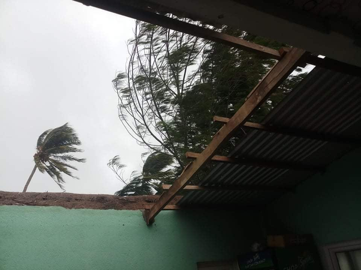 TRỰC TIẾP: Bão số 9 quần thảo Quảng Nam - Quảng Ngãi, hàng loạt nhà sập, tốc mái - 20