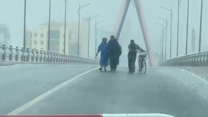 TRỰC TIẾP: Bão số 9 quần thảo Quảng Nam - Quảng Ngãi, hàng loạt nhà sập, tốc mái - 18