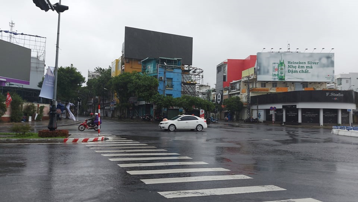 TRỰC TIẾP: Bão số 9 quần thảo Quảng Nam - Quảng Ngãi, hàng loạt nhà sập, tốc mái - 32