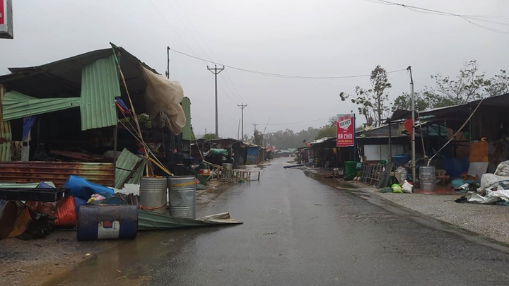 TRỰC TIẾP: Bão số 9 quần thảo Quảng Nam - Quảng Ngãi, hàng loạt nhà sập, tốc mái - 30